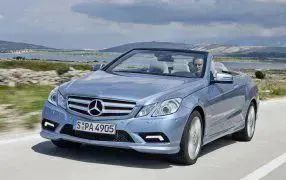 Für Mercedes E-Klasse W210 W212 W213 C207 C238 Cabrio S-Klasse R-Klasse Cla  CLS Kofferraummatten Leder Vollständige Abdeckung Wasserdicht Schutzmatte  (Farbe : Schwarz Rot) : : Auto & Motorrad